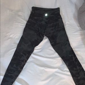 Cropped camo leggings